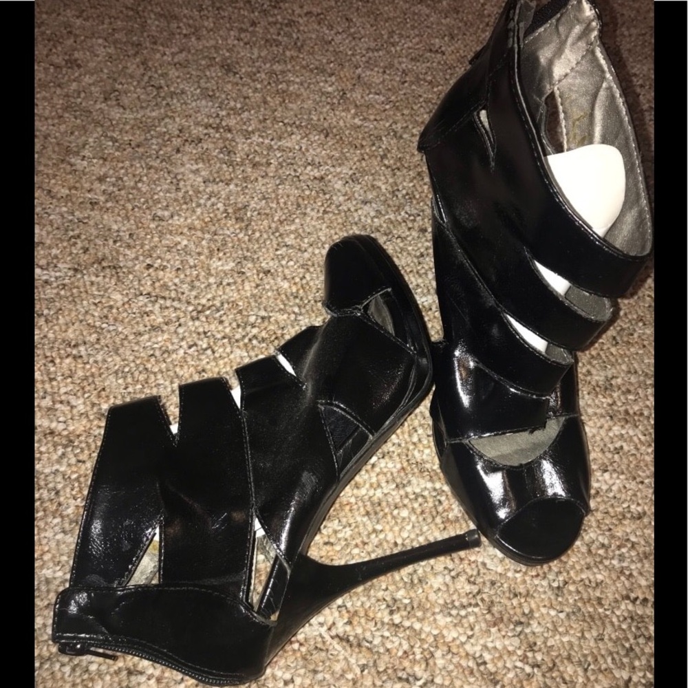 BLACK HEELS